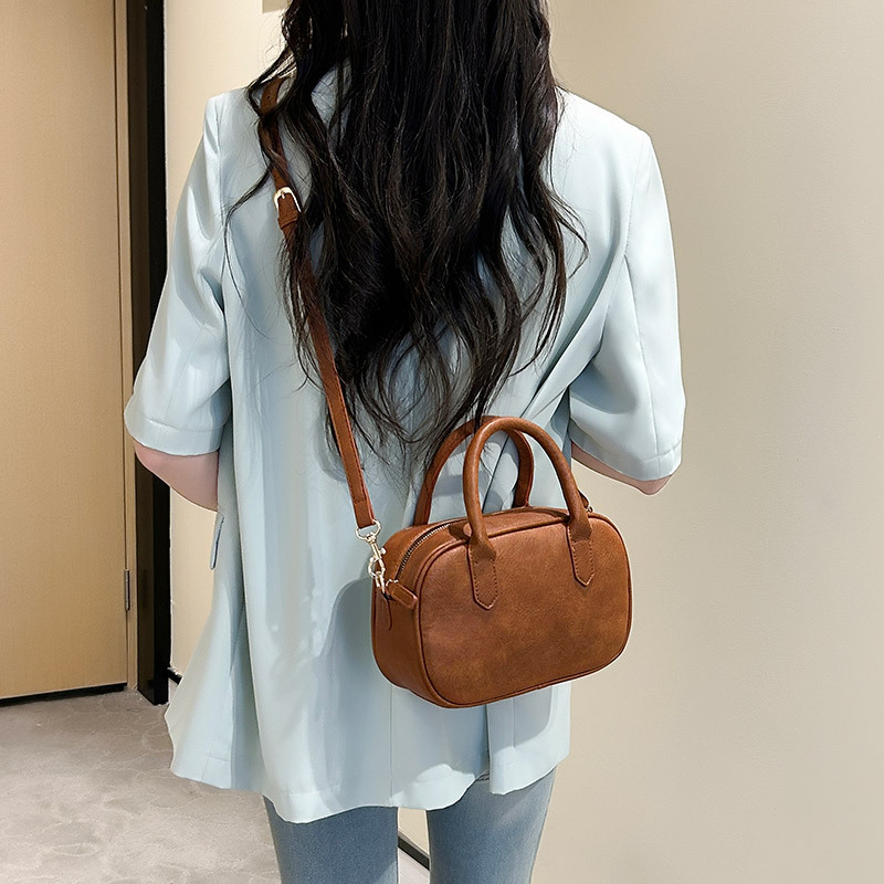 Ženska crossbody torba — PU materijal; zatvaranje na zip; jastukasti oblik; trodimenzionalni vanjski dio; poliester podstava; retro stil; velik kapacitet