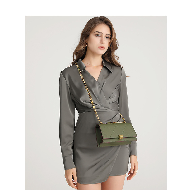 Torba za rame s lancem – PU, mala kvadratna torbica, horizontalni kvadrat, zatvaranje latchem, unutarnji džepovi: zip džep, džep za telefon, ID džep