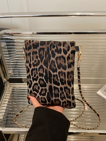 Ženska torba s leopard printom, retro dizajn, lančani remen za rame, kvadratnog vertikalnog oblika, zatvaranje na zip, unutarnji pretinci za telefon i dokumente
