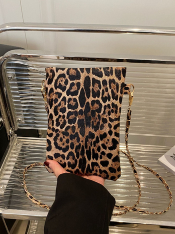Ženska torba s leopard printom, retro dizajn, lančani remen za rame, kvadratnog vertikalnog oblika, zatvaranje na zip, unutarnji pretinci za telefon i dokumente
