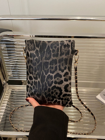 Ženska torba s leopard printom, retro dizajn, lančani remen za rame, kvadratnog vertikalnog oblika, zatvaranje na zip, unutarnji pretinci za telefon i dokumente