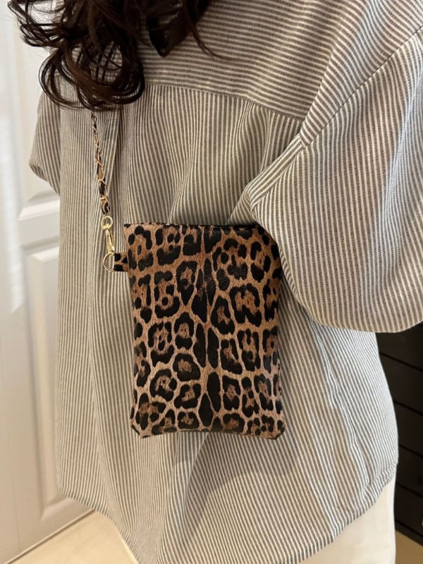 Ženska torba s leopard printom, retro dizajn, lančani remen za rame, kvadratnog vertikalnog oblika, zatvaranje na zip, unutarnji pretinci za telefon i dokumente