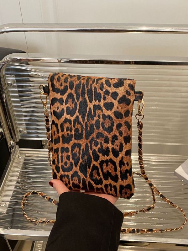 Ženska torba s leopard printom, retro dizajn, lančani remen za rame, kvadratnog vertikalnog oblika, zatvaranje na zip, unutarnji pretinci za telefon i dokumente