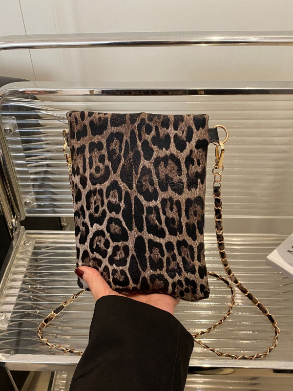 Ženska torba s leopard printom, retro dizajn, lančani remen za rame, kvadratnog vertikalnog oblika, zatvaranje na zip, unutarnji pretinci za telefon i dokumente