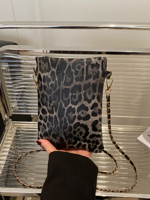 Ženska torba s leopard printom, retro dizajn, lančani remen za rame, kvadratnog vertikalnog oblika, zatvaranje na zip, unutarnji pretinci za telefon i dokumente