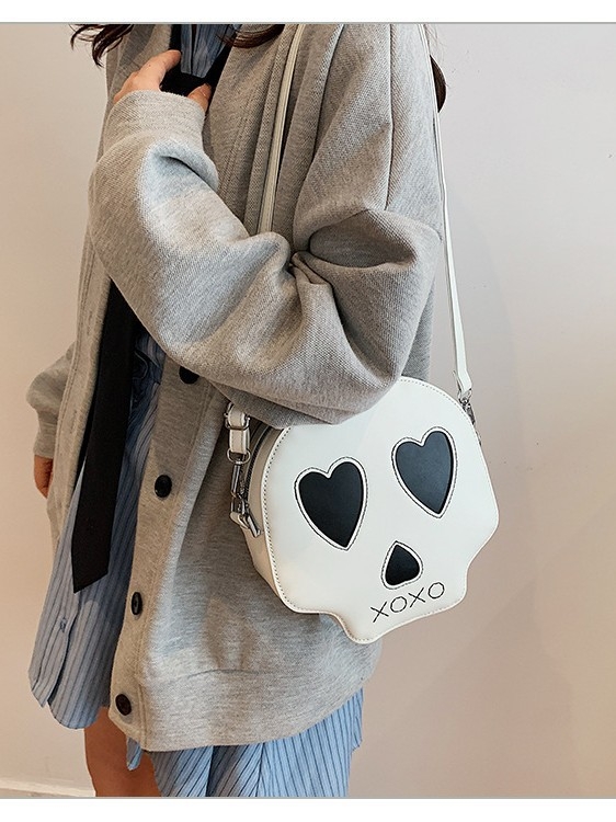 Okrugla PU crossbody torbica sa motivom lubanje, najlonska podstava, zatvarač, jedna naramenica