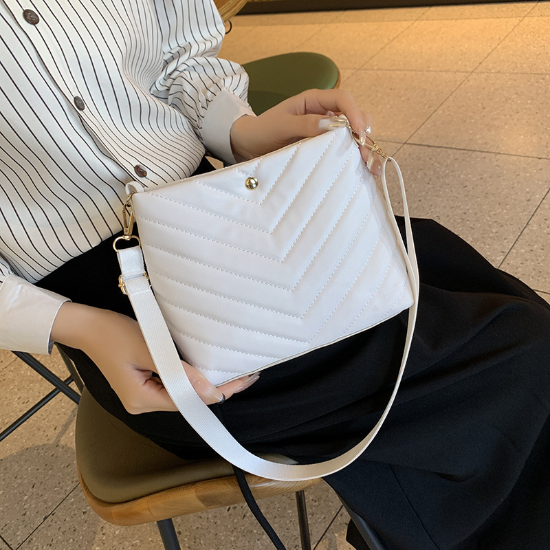 PU bucket torba, urbanog minimalističkog stila, oblik bucket, magnetsko zatvaranje, unutarnji džepovi za telefon i ID, poliester podstava