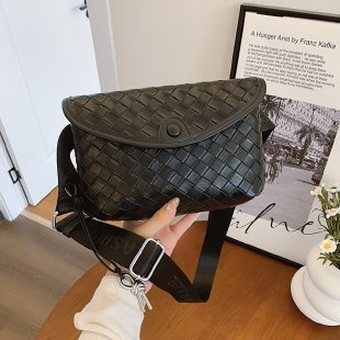 Kapitonirana lančana crossbody torbica od PU kože, pravokutnog oblika, unutarnja ID džep, proljeće 2025