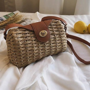 Geantă cilindrică din pai, lucrată manual, închidere cu lacăt, buzunare interne pentru telefon și ID, curea de umăr simplă