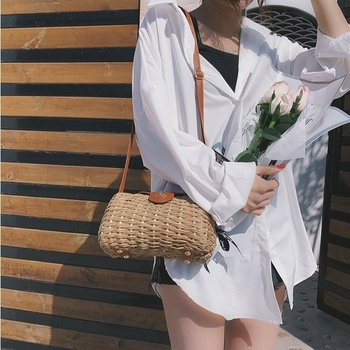 Geantă cilindrică din pai, lucrată manual, închidere cu lacăt, buzunare interne pentru telefon și ID, curea de umăr simplă