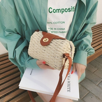 Geantă cilindrică din pai, lucrată manual, închidere cu lacăt, buzunare interne pentru telefon și ID, curea de umăr simplă