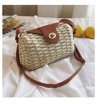 Geantă cilindrică din pai, lucrată manual, închidere cu lacăt, buzunare interne pentru telefon și ID, curea de umăr simplă