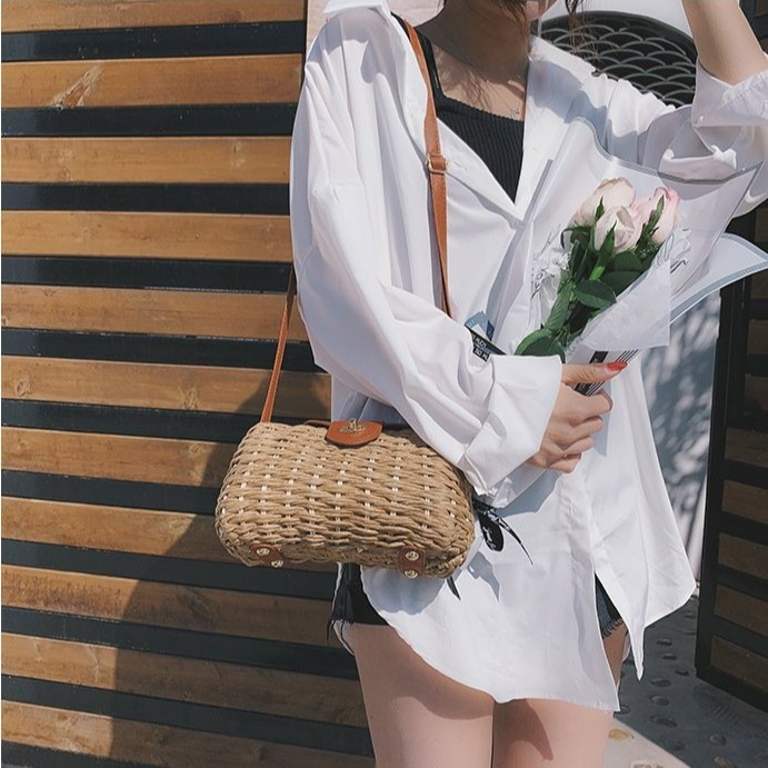 Geantă cilindrică din pai, lucrată manual, închidere cu lacăt, buzunare interne pentru telefon și ID, curea de umăr simplă