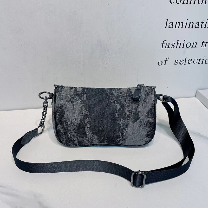 Džins crossbody torba s debelim lančanim remenom, zatvaračem i unutarnjim džepovima