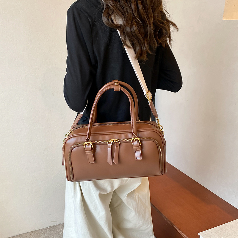 Geantă de umăr din PU, capacitate mare, stil urban simplu, formă orizontală pătrată, fermoar, buzunare interne pentru telefon și buletin, curea cu o singură curea