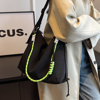 Geantă din nailon pentru umăr, cu căptușeală poliester, închidere cu fermoar, formă orizontală pătrată, buzunar intern pentru ID