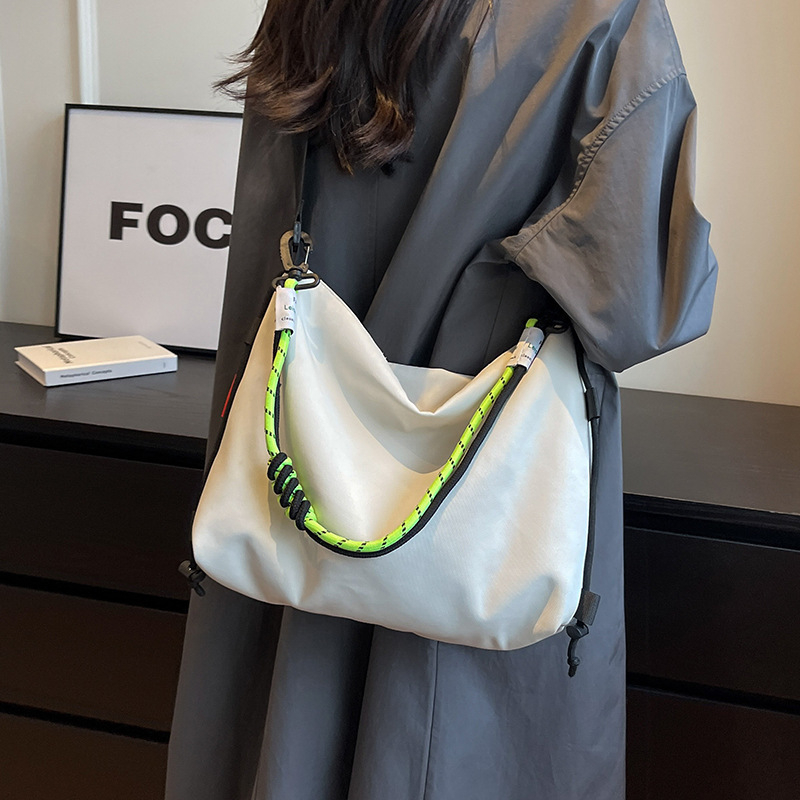 Geantă din nailon pentru umăr, cu căptușeală poliester, închidere cu fermoar, formă orizontală pătrată, buzunar intern pentru ID