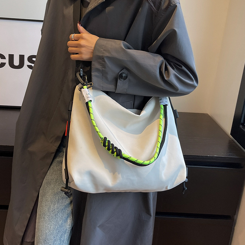 Geantă din nailon pentru umăr, cu căptușeală poliester, închidere cu fermoar, formă orizontală pătrată, buzunar intern pentru ID