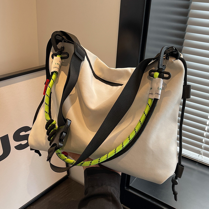 Geantă din nailon pentru umăr, cu căptușeală poliester, închidere cu fermoar, formă orizontală pătrată, buzunar intern pentru ID