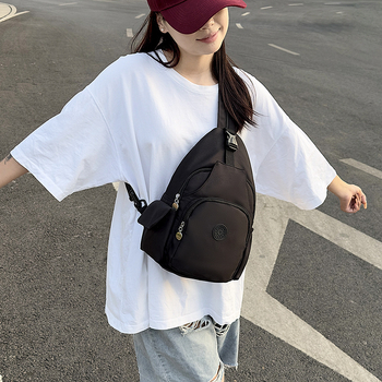 Rucsac din nylon în stil street cu capac, geantă crossbody din formă de dumpling, închidere cu fermoar, căptușeală poliester, buzunar pentru telefon