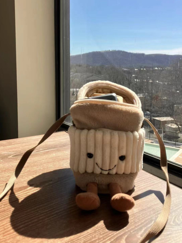 Pluš kartun messenger torba, cilindričnog oblika, zatvarač, vanjski poklopac, jedan remen