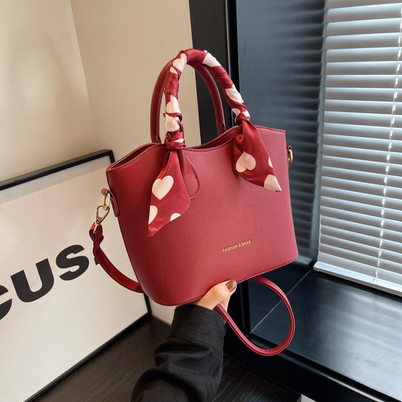 Ženska PU bucket torba, elegantan stil, zatvarač, poliester podstava, jedna naramenica, unutarnji džepovi za telefon i ID, pogodna za kumu i svakodnevnu upotrebu, proljeće 2025