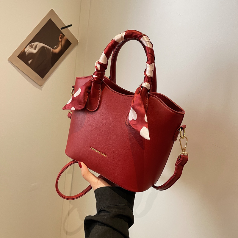Ženska PU bucket torba, elegantan stil, zatvarač, poliester podstava, jedna naramenica, unutarnji džepovi za telefon i ID, pogodna za kumu i svakodnevnu upotrebu, proljeće 2025