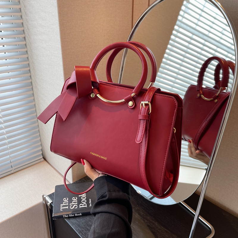 Ženska PU bucket torba, elegantan stil, zatvarač, poliester podstava, jedna naramenica, unutarnji džepovi za telefon i ID, pogodna za kumu i svakodnevnu upotrebu, proljeće 2025