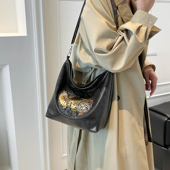 Geantă de umăr tip tote — PU piele moale; formă verticală pătrată; închidere cu fermoar; buzunar interior cu fermoar; bretea simplă