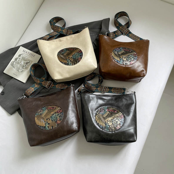 Geantă de umăr tip tote — PU piele moale; formă verticală pătrată; închidere cu fermoar; buzunar interior cu fermoar; bretea simplă