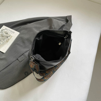 Geantă de umăr tip tote — PU piele moale; formă verticală pătrată; închidere cu fermoar; buzunar interior cu fermoar; bretea simplă