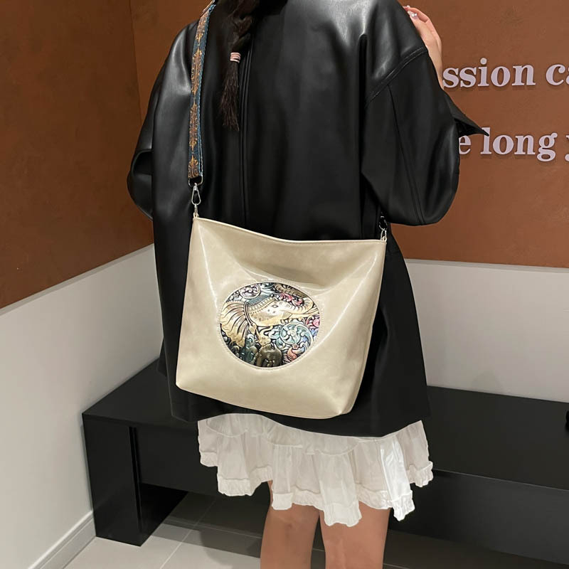 Geantă de umăr tip tote — PU piele moale; formă verticală pătrată; închidere cu fermoar; buzunar interior cu fermoar; bretea simplă