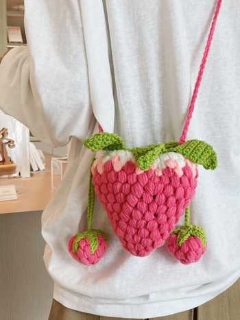 Vunena kukičana torba u obliku jagode, crossbody, s pamuk podstavom (Materijal: Vuna; Stil: Kukičana crossbody; Podstava: Pamuk; Otvaranje: Otvoreno; Remen: Jedan)
