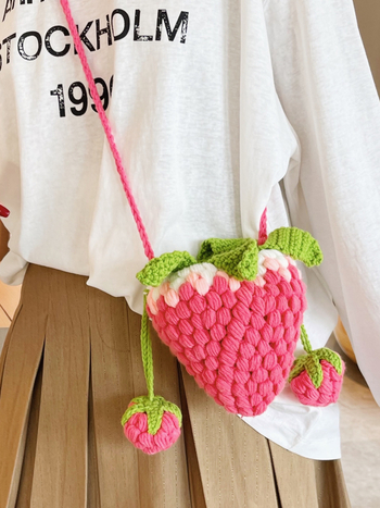 Vunena kukičana torba u obliku jagode, crossbody, s pamuk podstavom (Materijal: Vuna; Stil: Kukičana crossbody; Podstava: Pamuk; Otvaranje: Otvoreno; Remen: Jedan)