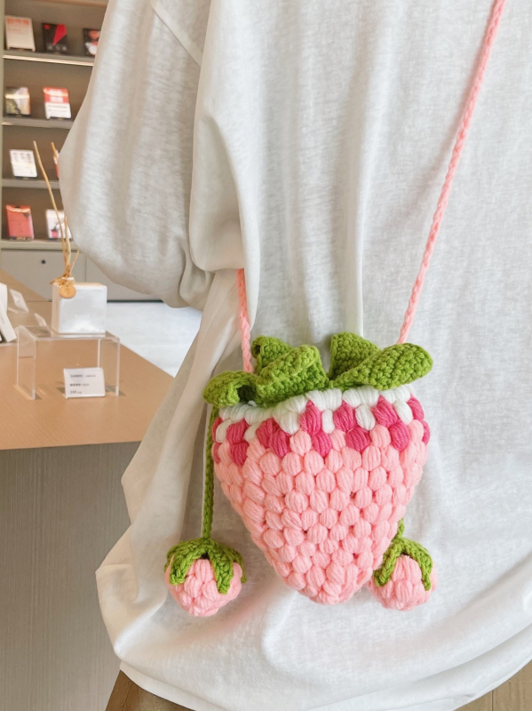 Vunena kukičana torba u obliku jagode, crossbody, s pamuk podstavom (Materijal: Vuna; Stil: Kukičana crossbody; Podstava: Pamuk; Otvaranje: Otvoreno; Remen: Jedan)
