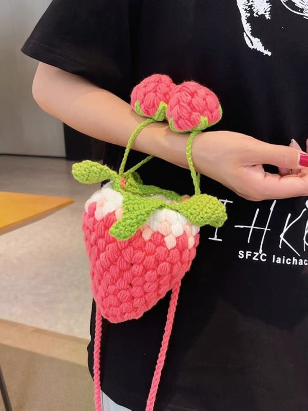 Vunena kukičana torba u obliku jagode, crossbody, s pamuk podstavom (Materijal: Vuna; Stil: Kukičana crossbody; Podstava: Pamuk; Otvaranje: Otvoreno; Remen: Jedan)