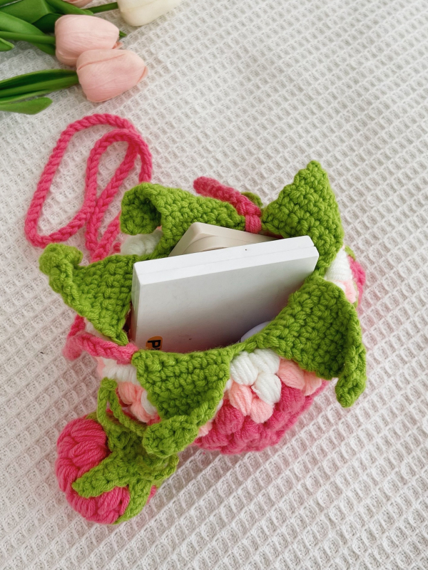 Vunena kukičana torba u obliku jagode, crossbody, s pamuk podstavom (Materijal: Vuna; Stil: Kukičana crossbody; Podstava: Pamuk; Otvaranje: Otvoreno; Remen: Jedan)
