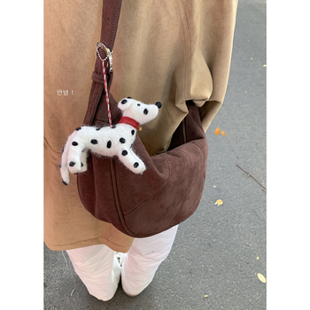 Ženska suede crossbody torbica, dumpling oblik, gradski minimalistički stil, zatvaranje na zip, poliester podstava