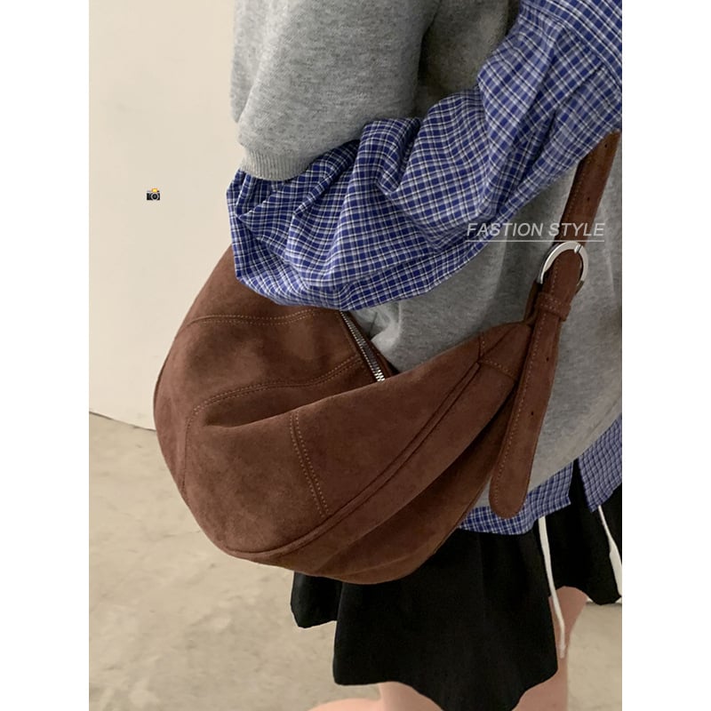 Ženska suede crossbody torbica, dumpling oblik, gradski minimalistički stil, zatvaranje na zip, poliester podstava