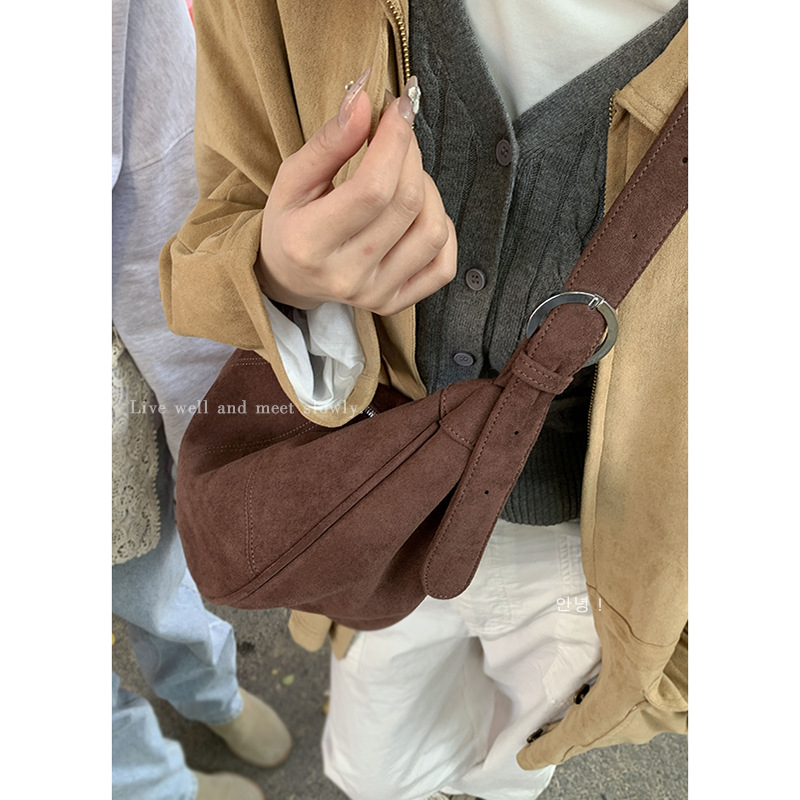 Ženska suede crossbody torbica, dumpling oblik, gradski minimalistički stil, zatvaranje na zip, poliester podstava