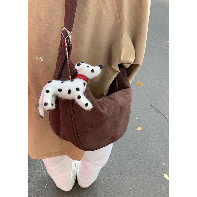 Ženska suede crossbody torbica, dumpling oblik, gradski minimalistički stil, zatvaranje na zip, poliester podstava