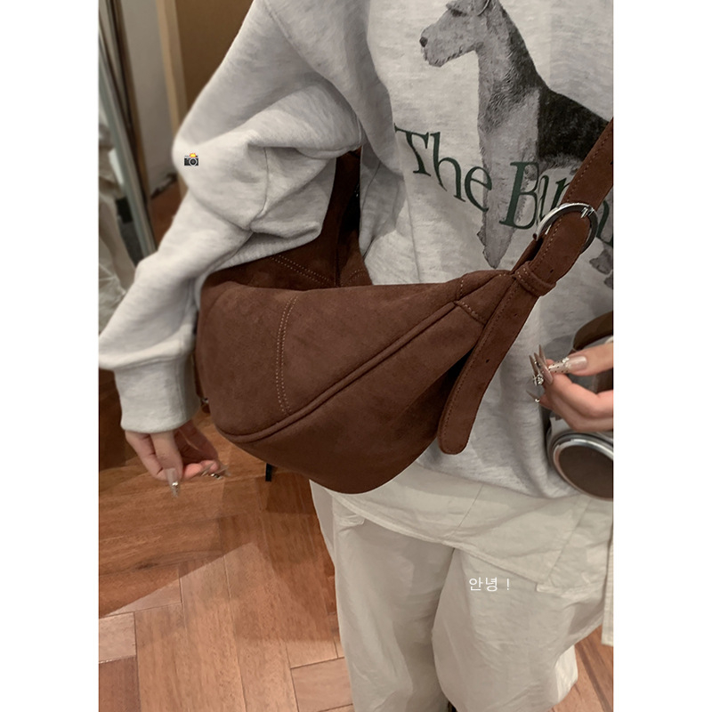 Ženska suede crossbody torbica, dumpling oblik, gradski minimalistički stil, zatvaranje na zip, poliester podstava