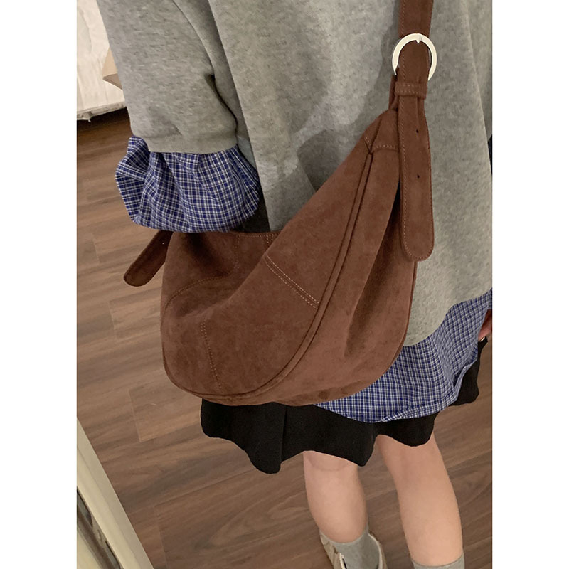 Ženska suede crossbody torbica, dumpling oblik, gradski minimalistički stil, zatvaranje na zip, poliester podstava