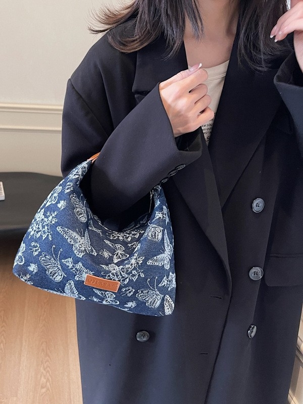 Női denim kézitáska hímzett pillangóval, utcai stílus, válltáska dumpling alakban, cipzáras zárás, belső poliészter