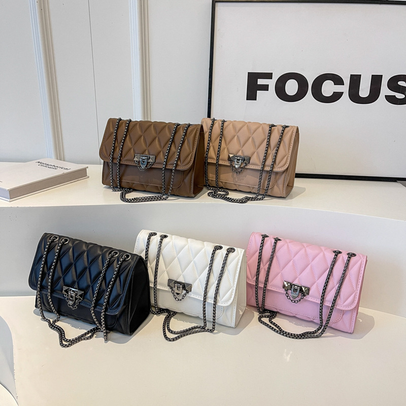 Crossbody torbica s dijamantnim lancem, mala kvadratna forma, PU denim, gradski stil, proljeće 2024, zatvaranje lokotom, podstava od sintetičke kože, unutarnja džep