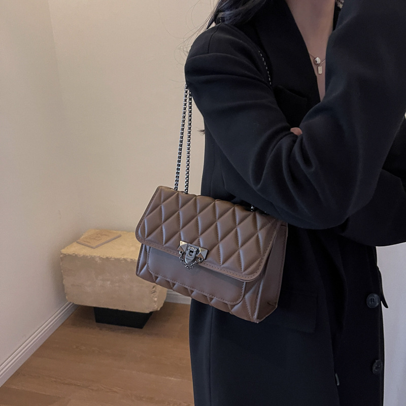 Crossbody torbica s dijamantnim lancem, mala kvadratna forma, PU denim, gradski stil, proljeće 2024, zatvaranje lokotom, podstava od sintetičke kože, unutarnja džep