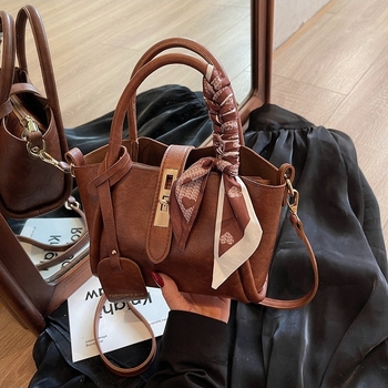 Ženska bucket torba s crossbody naramenicom, PU materijal, horizontalni kvadratni oblik, zatvaranje na zip, poliester podstava