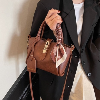 Ženska bucket torba s crossbody naramenicom, PU materijal, horizontalni kvadratni oblik, zatvaranje na zip, poliester podstava