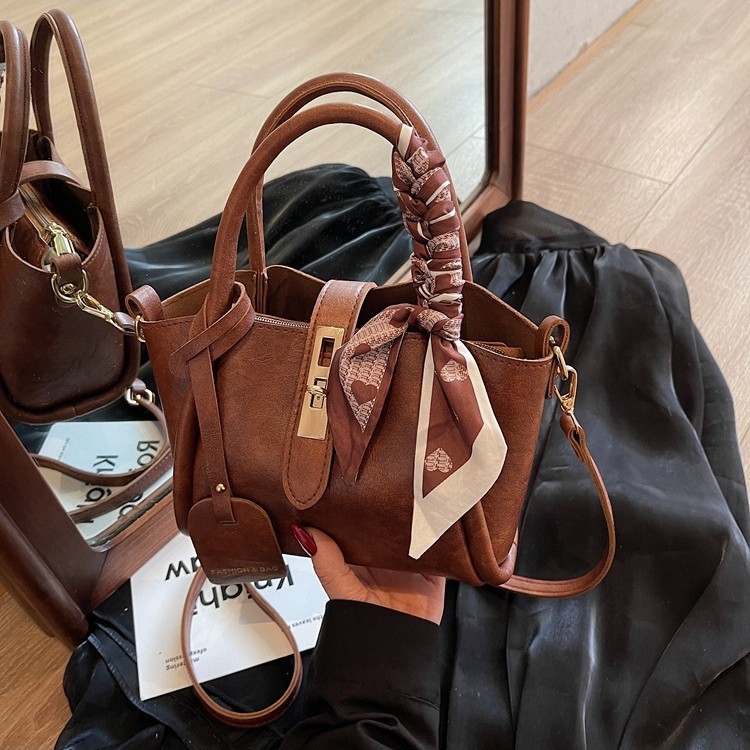 Ženska bucket torba s crossbody naramenicom, PU materijal, horizontalni kvadratni oblik, zatvaranje na zip, poliester podstava