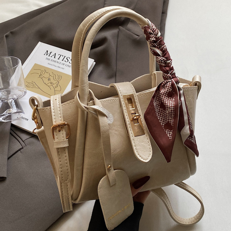 Ženska bucket torba s crossbody naramenicom, PU materijal, horizontalni kvadratni oblik, zatvaranje na zip, poliester podstava